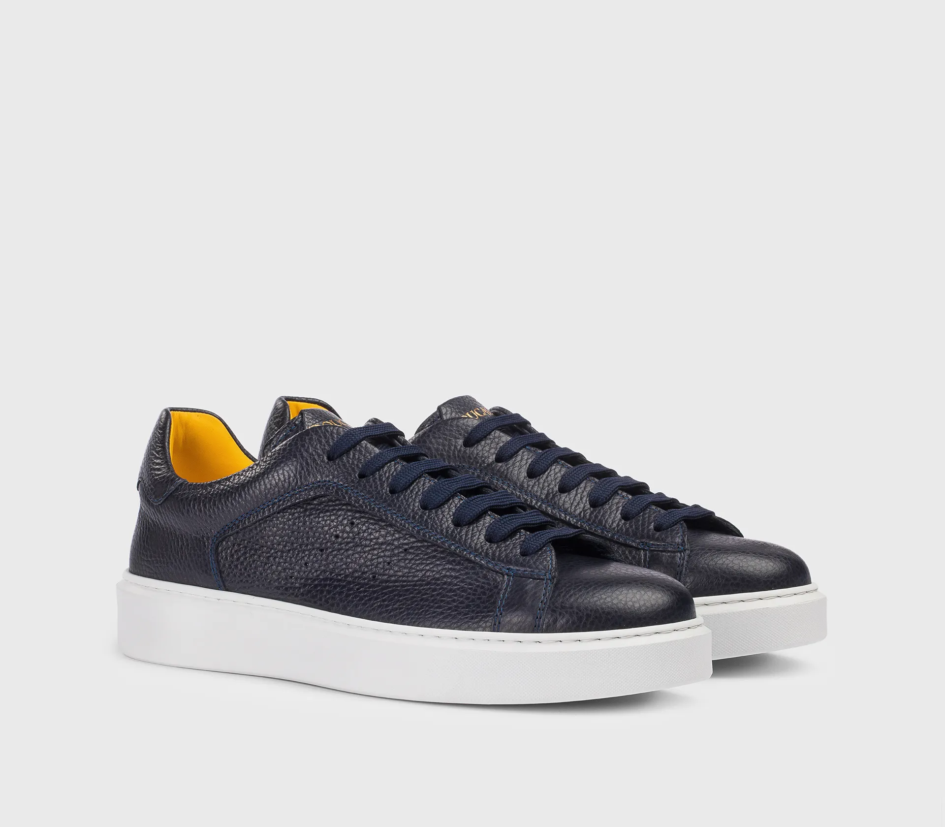 Sneaker in blue tumbled leather